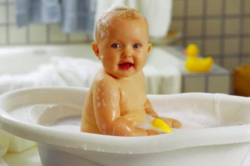 Sådan bades en nyfødt baby: tip og handlingsalgoritme