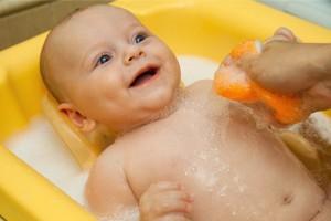 Hogyan kell fürdeni egy újszülött: tippek a fiatal szülők számára