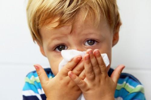 Scopri come curare il naso che cola in un bambino!