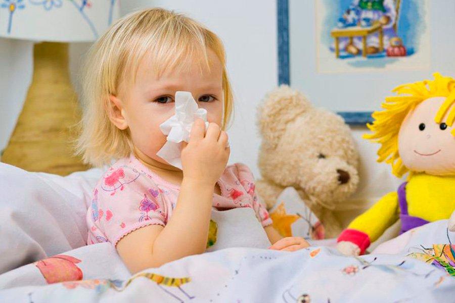 Come curare il naso che cola in un bambino: 6 consigli per la mamma