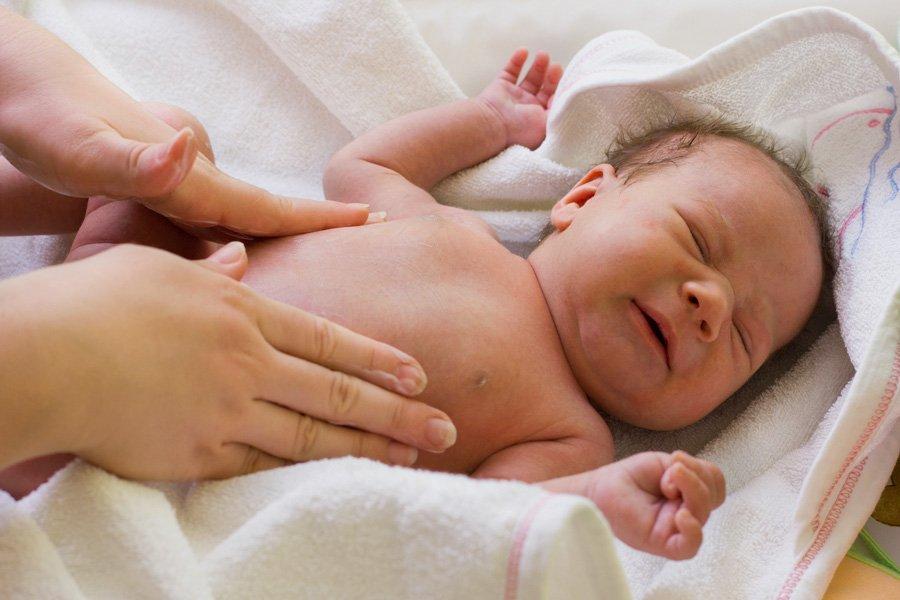Kūdikių diegliai: 10 patarimų, kaip palengvinti kūdikio skausmą