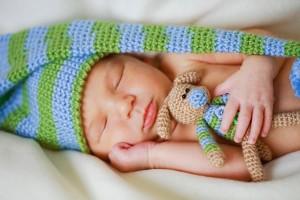 Kolik novorozence spí: řešení problémů se spánkem
