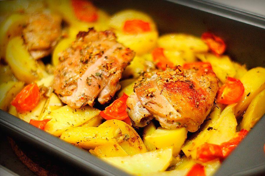 Cucinare cosce di pollo con patate al forno - veloci e gustose