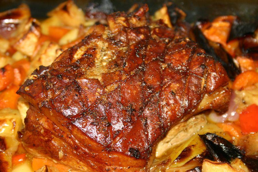 Im Ofen gekochtes Fleisch und Kartoffeln