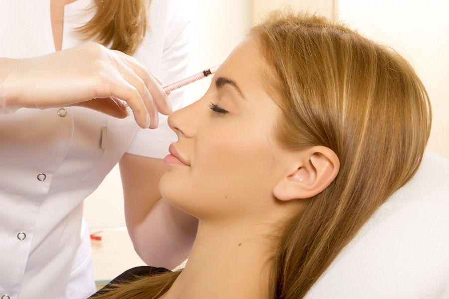Mädchen machen Gesichtsmesotherapie in einem Schönheitssalon durch