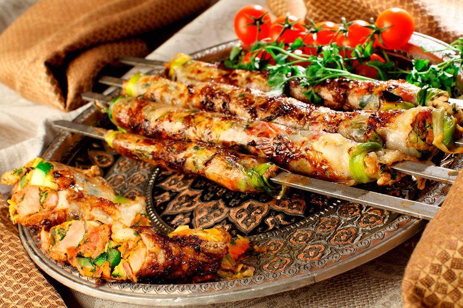 Namų kebabo receptas: kepkite iš mėgstamos mėsos keptuvėje ar orkaitėje!