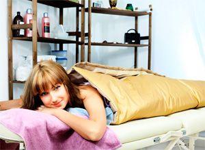 Момичето лежи в СПА центъра на процедурата за опаковане