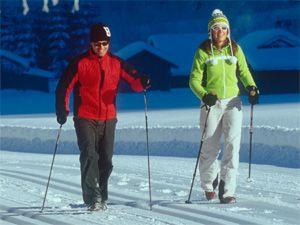 Winter-Nordic Walking des verheirateten Paars