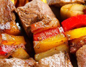 Marhahúst, lassú tűzhelyben főzve, zöldségekkel