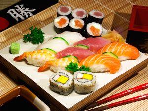 Sushi na dřevěné desce