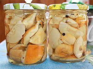 Funghi porcini sott'aceto in barattoli di vetro