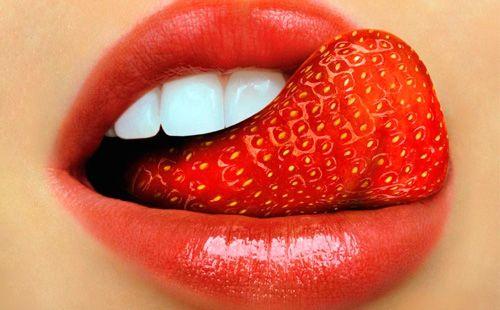 Anstelle einer Zunge werden Erdbeeren gezogen