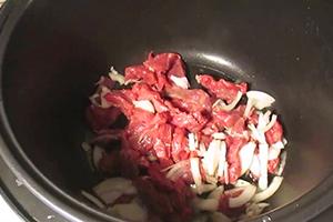 لحم البقر المفروم والبصل في وعاء متعدد الأطباق