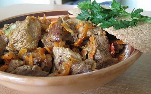 وصفة لحم البقر على البخار في طباخ بطيء: تقنيتان للأطباق السريعة