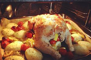Ofen angefülltes Huhn mit Kartoffeln im Ofen