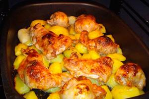 Ofen gebackenes appetitanregendes Huhn mit Kartoffeln