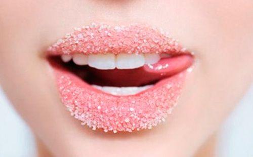 Mädchen leckt die Lippen in Zucker