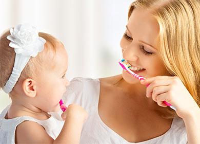 Äiti ja tytär harjaavat hampaitaan