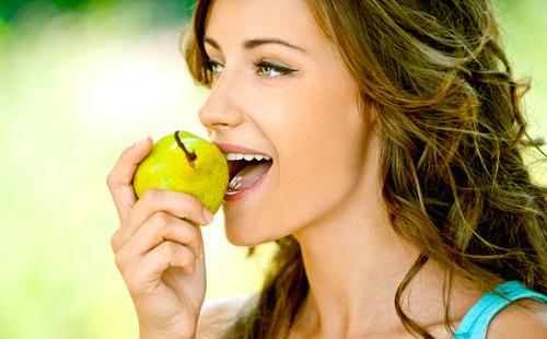 Mädchen, das Birne isst