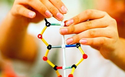 Das DNA-Molekülmodell wird berührt