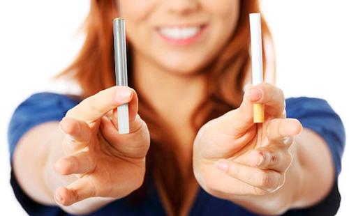 Dievča drží v rukách obvyklú a elektronickú cigaretu