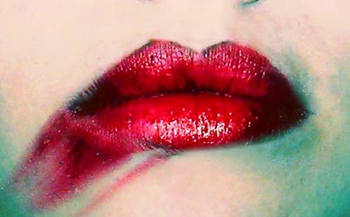Jemand in Alarmbereitschaft schmierte roten Lippenstift