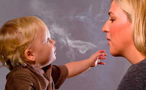 La mamma fuma con un bambino