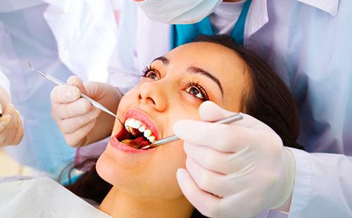 Dentista facendo un esame del dente