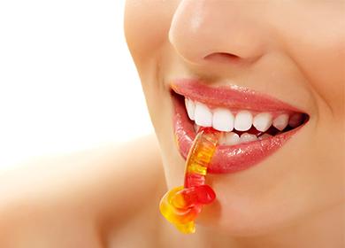 Zselés cukorka a szájban