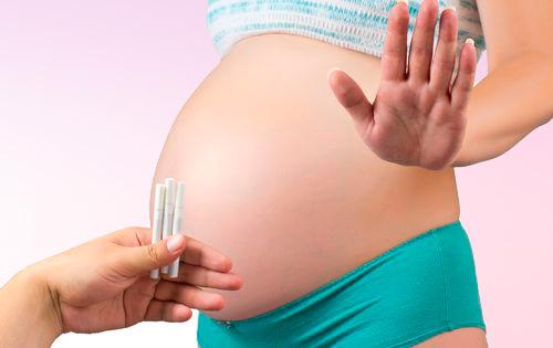 Schwangeres Mädchen lehnt Zigaretten ab