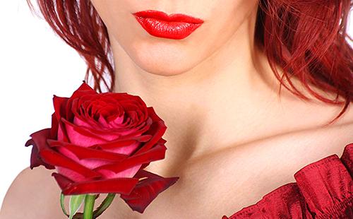 Κόκκινα χείλη και κόκκινο τριαντάφυλλο