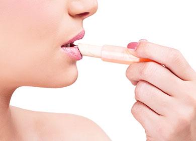 Mergina dažo lūpas higieniškais lūpų dažais