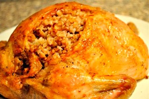 Pollo ripieno su un piatto