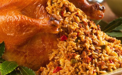 Пълнена рецепта за пиле и ориз във фурната: със зеленчуци, гъби, сушени плодове