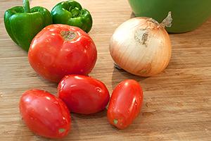 Cibule, rajčata a pepř tvoří zdravé semafor