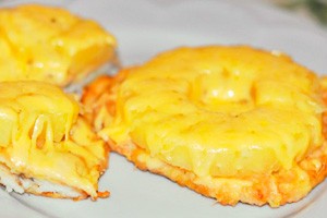Pollo con ananas e formaggio su un piatto