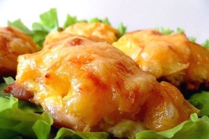 Pollo con ananas e pomodoro su lattuga
