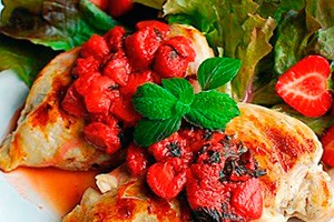 Filetto di pollo con salsa di bacche e foglie di menta