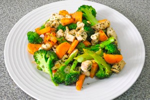 Vařené kuře se zeleninou na talíři