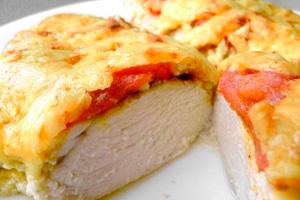 Pollo con pomodori sotto una crosta di formaggio