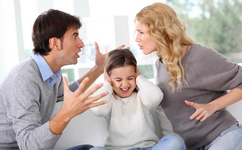 Aviopuolisot huutavat toisilleen ja lapsi kiinnittää korvansa