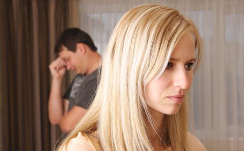 الزوج والزوجة يتعرضان للإساءة من بعضهما البعض