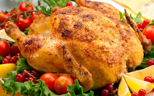 Celé kuře vaříme v troubě: pečeme pouze jatečně upravené tělo a kombinujeme s bramborami, plníme