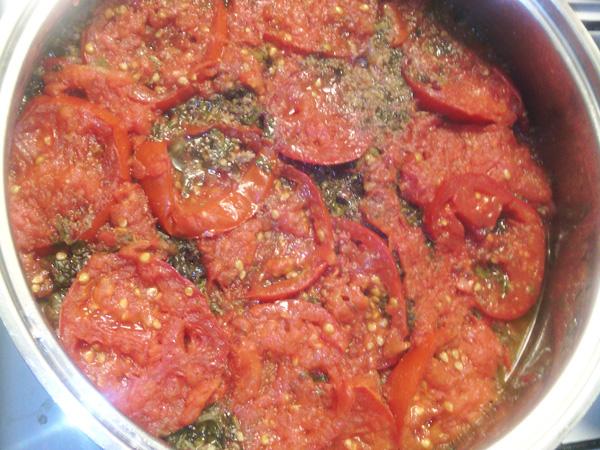 Viršutiniai pomidorai keptuvėje