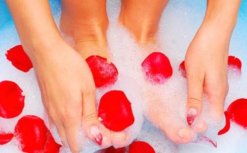 Picioare în spumă de săpun cu petale de trandafir