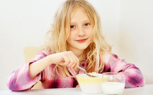 Una noia amb un rostre angelical menja plats de farinetes