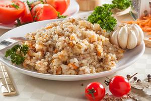 È meglio mangiare il porridge con lo stufato con aglio, pomodori ed erbe