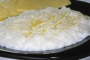 Nabídka rýžového pudinku s máslem