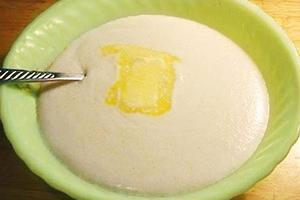 Il porridge più delizioso con burro in un piatto verde
