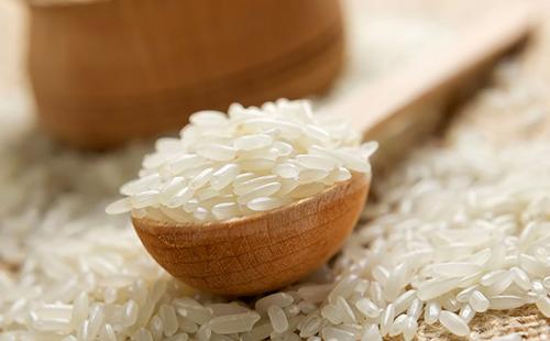 Zrna rýže v dřevěnou lžící